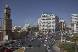 Image du Maroc Professionnelle de  La plus importante place casablancaise doit sa naissance, sous le nom de la Place de France, à la perspicacité du jeune architecte français, Henri Prost, auteur du premier plan urbanistique de Casablanca. Cœur de la circulation, la place a subi plusieurs transformations nécessitées par la croissance de la ville. Son aspect actuel est le résultat de démolitions successives. Ainsi, on a vu disparaître une partie des remparts et du Mellah en 1930, la Tour de l’Horloge en 1948, les bâtiments de la Banque de l’Etat et de la Gare de la C.T.M. en 1953, qui ont permis l‘ouverture de L’avenue des Forces Armées Royales (F.A.R.) au centre accolé à la nouvelle horloge l'avenue Houphouët-Boigny, Lundi 6 Juillet 2009 (Photo / Abdeljalil Bounhar) 